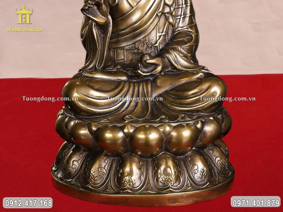 Ngài được đúc ngồi trên đài sen